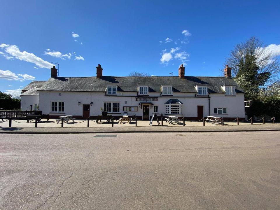Bed and Breakfast The Coffee Pot Tavern Potterspury Exteriér fotografie