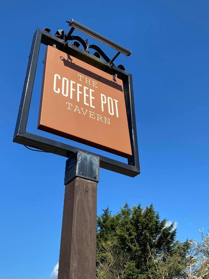 Bed and Breakfast The Coffee Pot Tavern Potterspury Exteriér fotografie